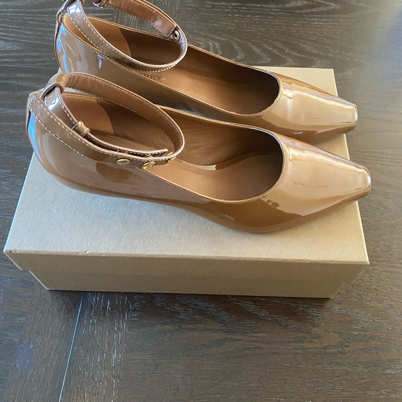 Burberry Woman’s Patent Leather Peep Toe Kitten Heel Pump Shoes US 10 Caramel. - Picture 2 of 4